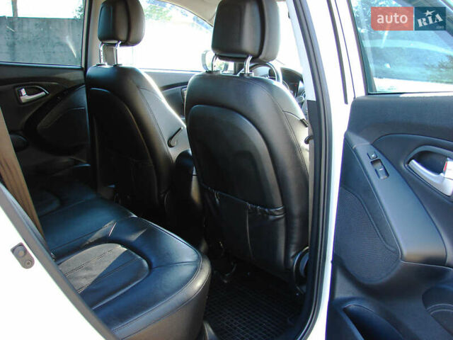 Белый Хендай их35, объемом двигателя 2 л и пробегом 128 тыс. км за 15500 $, фото 19 на Automoto.ua