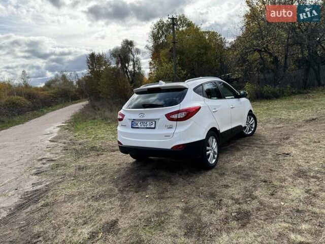 Белый Хендай их35, объемом двигателя 2 л и пробегом 209 тыс. км за 16000 $, фото 9 на Automoto.ua