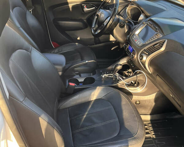 Белый Хендай их35, объемом двигателя 2 л и пробегом 123 тыс. км за 15800 $, фото 8 на Automoto.ua