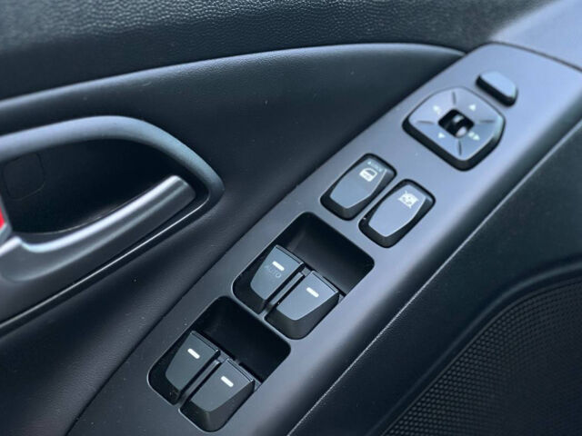 Білий Хендай іх35, об'ємом двигуна 1.7 л та пробігом 180 тис. км за 14500 $, фото 7 на Automoto.ua