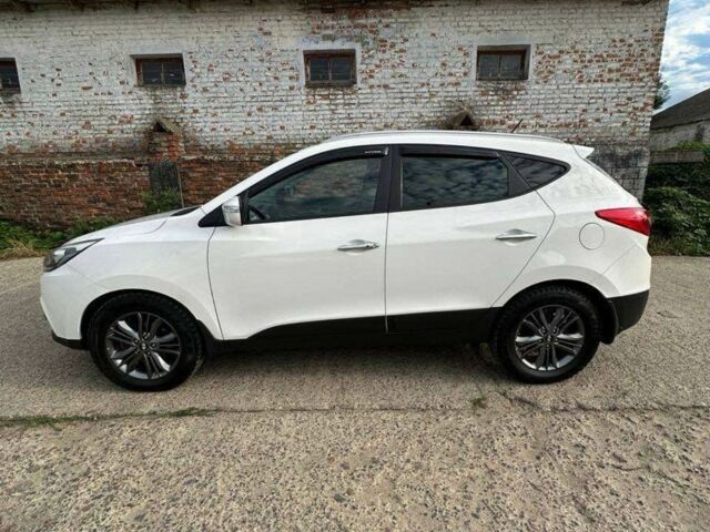 Белый Хендай их35, объемом двигателя 2 л и пробегом 159 тыс. км за 16000 $, фото 1 на Automoto.ua