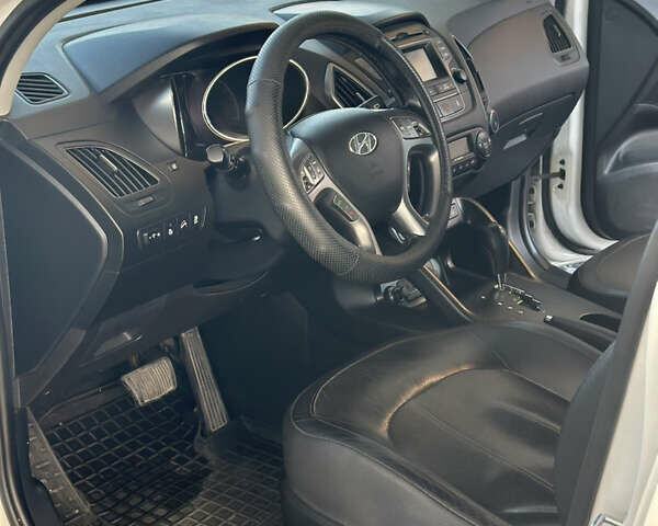 Білий Хендай іх35, об'ємом двигуна 2 л та пробігом 159 тис. км за 16500 $, фото 7 на Automoto.ua