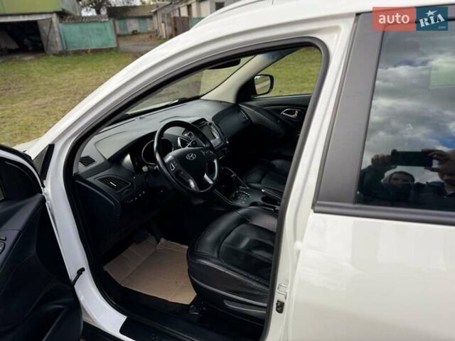 Белый Хендай их35, объемом двигателя 2 л и пробегом 209 тыс. км за 16000 $, фото 2 на Automoto.ua