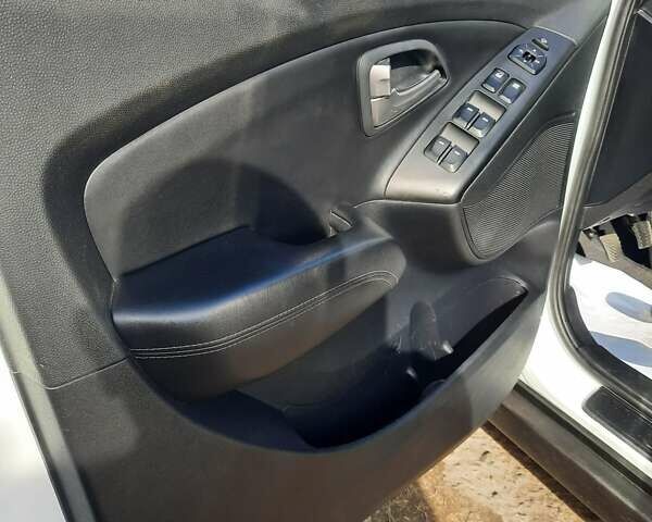 Белый Хендай их35, объемом двигателя 2 л и пробегом 211 тыс. км за 12900 $, фото 23 на Automoto.ua