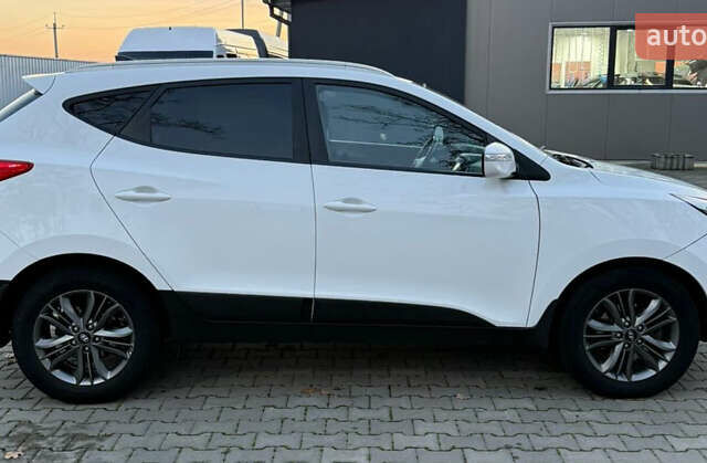 Белый Хендай их35, объемом двигателя 2 л и пробегом 193 тыс. км за 15000 $, фото 2 на Automoto.ua