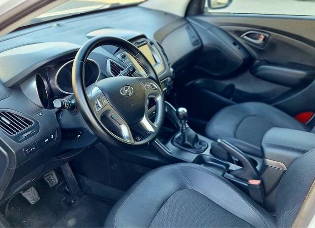 Белый Хендай их35, объемом двигателя 2 л и пробегом 200 тыс. км за 14800 $, фото 16 на Automoto.ua