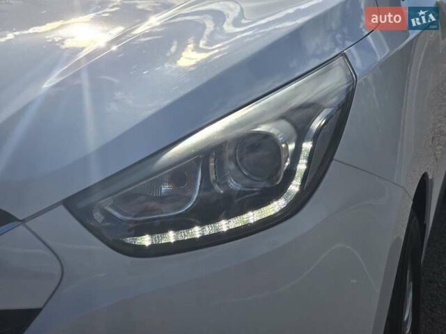 Белый Хендай их35, объемом двигателя 2 л и пробегом 200 тыс. км за 14999 $, фото 8 на Automoto.ua