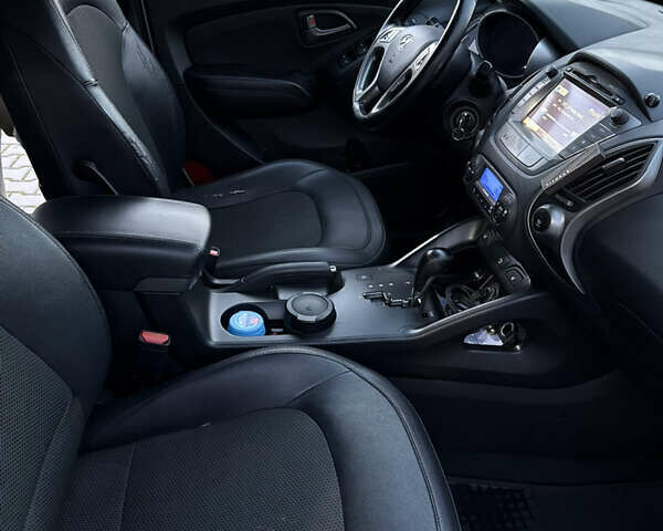 Белый Хендай их35, объемом двигателя 2 л и пробегом 193 тыс. км за 15000 $, фото 9 на Automoto.ua