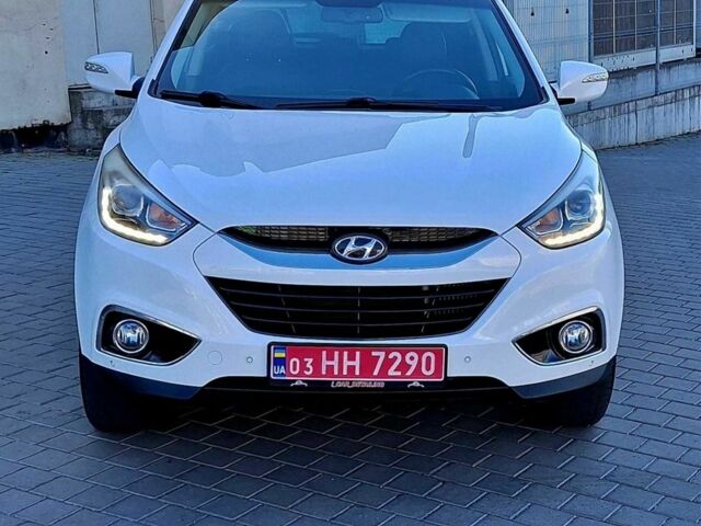 Белый Хендай их35, объемом двигателя 2 л и пробегом 200 тыс. км за 14800 $, фото 2 на Automoto.ua