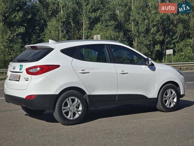 Белый Хендай их35, объемом двигателя 2 л и пробегом 200 тыс. км за 14999 $, фото 3 на Automoto.ua