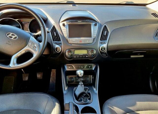 Белый Хендай их35, объемом двигателя 2 л и пробегом 200 тыс. км за 14800 $, фото 18 на Automoto.ua