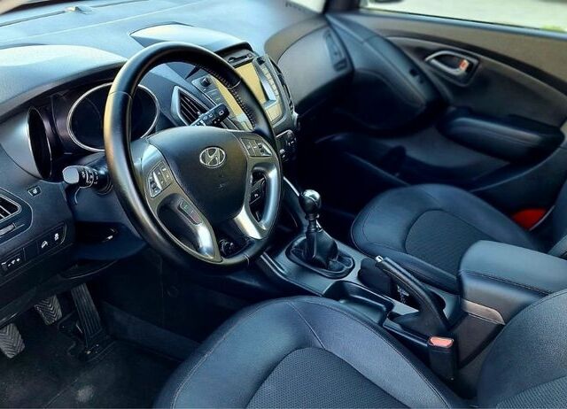 Белый Хендай их35, объемом двигателя 2 л и пробегом 200 тыс. км за 14800 $, фото 17 на Automoto.ua