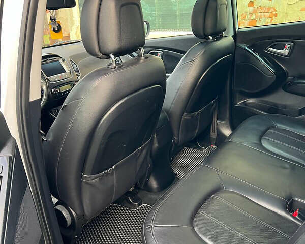 Білий Хендай іх35, об'ємом двигуна 2 л та пробігом 236 тис. км за 16000 $, фото 6 на Automoto.ua