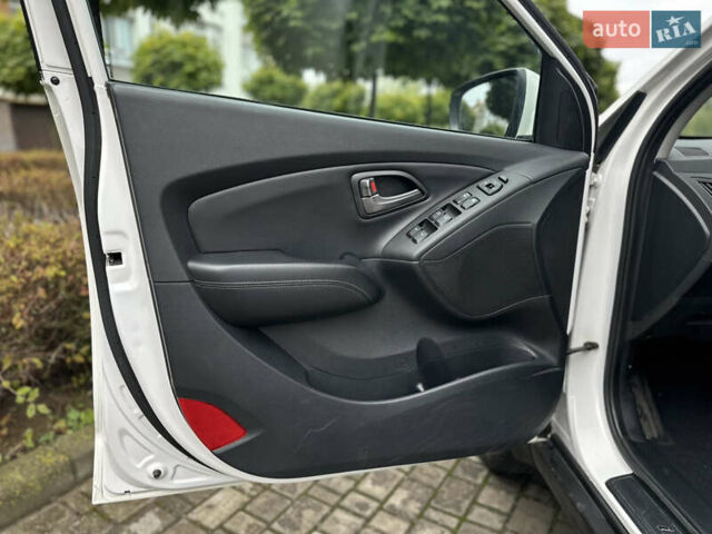 Белый Хендай их35, объемом двигателя 2 л и пробегом 193 тыс. км за 14850 $, фото 10 на Automoto.ua