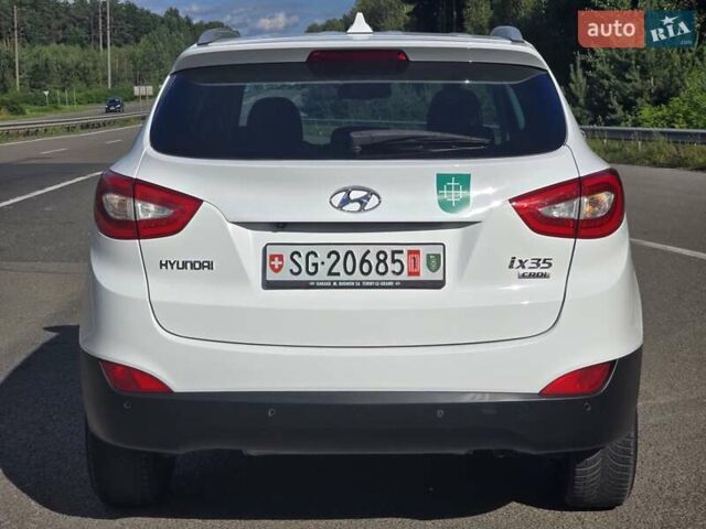 Белый Хендай их35, объемом двигателя 2 л и пробегом 200 тыс. км за 14999 $, фото 1 на Automoto.ua