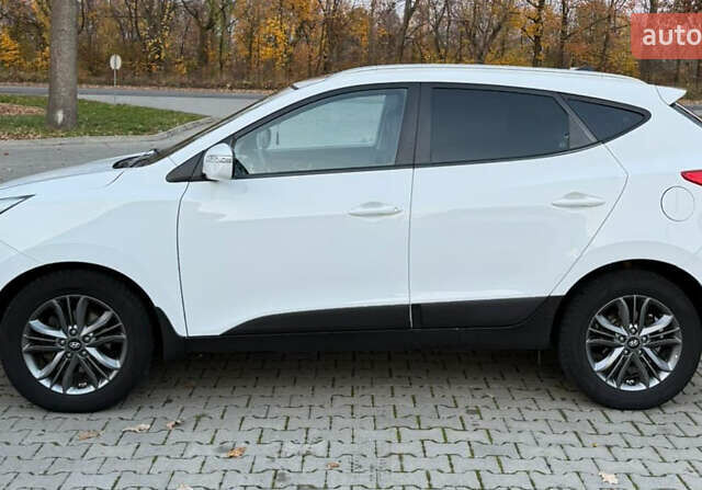 Белый Хендай их35, объемом двигателя 2 л и пробегом 193 тыс. км за 15000 $, фото 3 на Automoto.ua