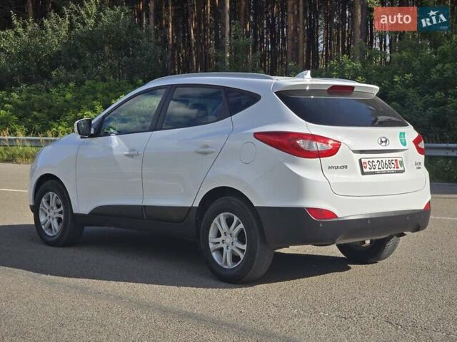 Белый Хендай их35, объемом двигателя 2 л и пробегом 200 тыс. км за 14999 $, фото 4 на Automoto.ua