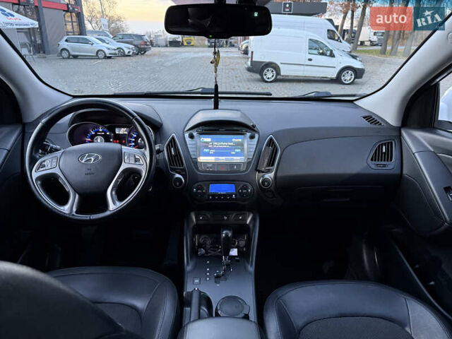 Белый Хендай их35, объемом двигателя 2 л и пробегом 193 тыс. км за 15000 $, фото 7 на Automoto.ua