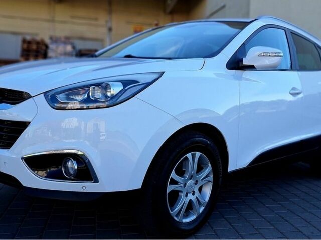 Белый Хендай их35, объемом двигателя 2 л и пробегом 200 тыс. км за 14800 $, фото 4 на Automoto.ua