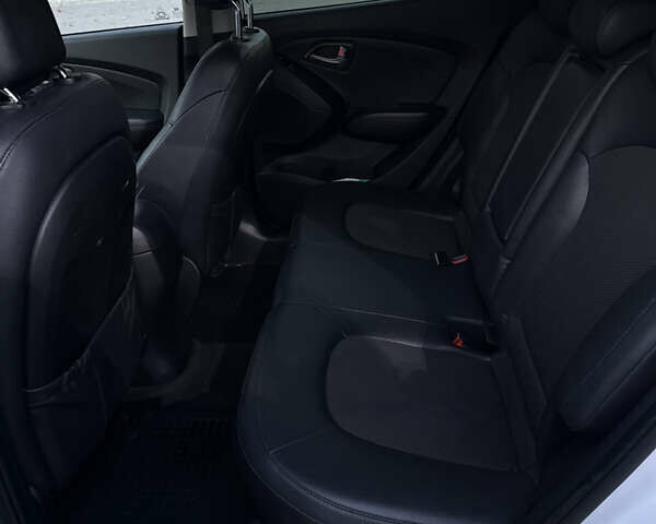 Белый Хендай их35, объемом двигателя 2 л и пробегом 193 тыс. км за 15000 $, фото 10 на Automoto.ua