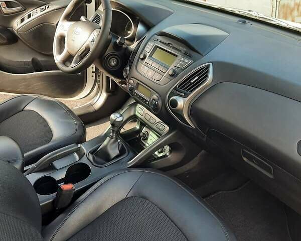 Белый Хендай их35, объемом двигателя 2 л и пробегом 211 тыс. км за 12900 $, фото 21 на Automoto.ua