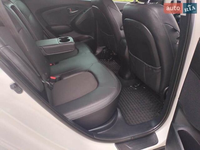 Белый Хендай их35, объемом двигателя 2 л и пробегом 234 тыс. км за 14950 $, фото 77 на Automoto.ua