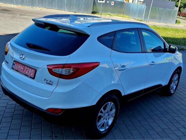 Белый Хендай их35, объемом двигателя 2 л и пробегом 200 тыс. км за 14800 $, фото 7 на Automoto.ua