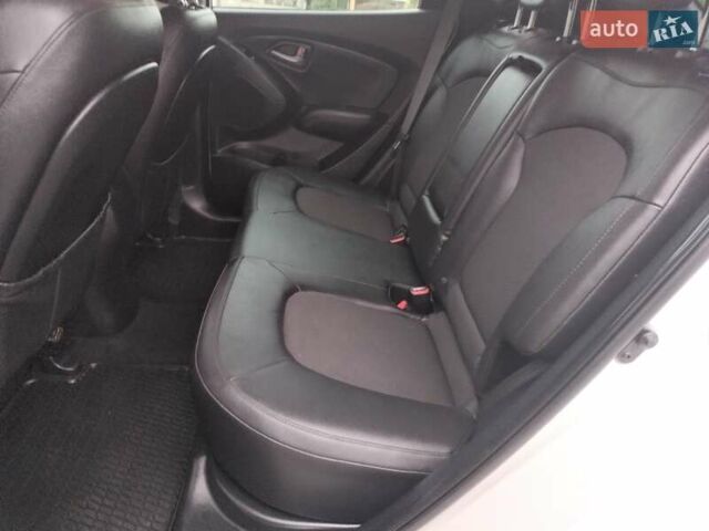 Белый Хендай их35, объемом двигателя 2 л и пробегом 234 тыс. км за 14950 $, фото 76 на Automoto.ua