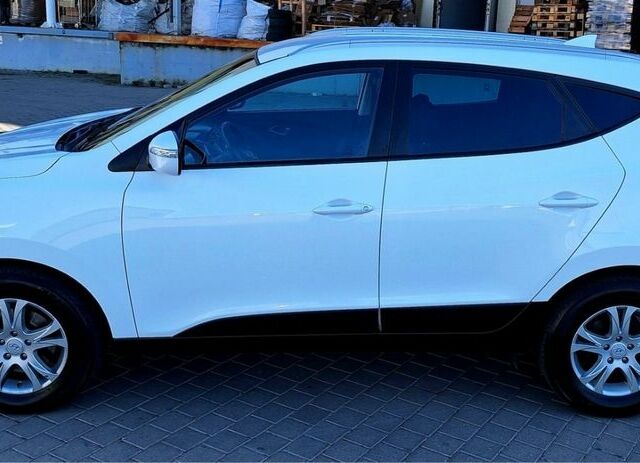 Белый Хендай их35, объемом двигателя 2 л и пробегом 200 тыс. км за 14800 $, фото 5 на Automoto.ua