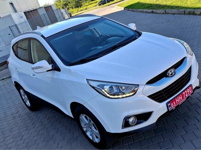 Белый Хендай их35, объемом двигателя 2 л и пробегом 200 тыс. км за 14800 $, фото 1 на Automoto.ua