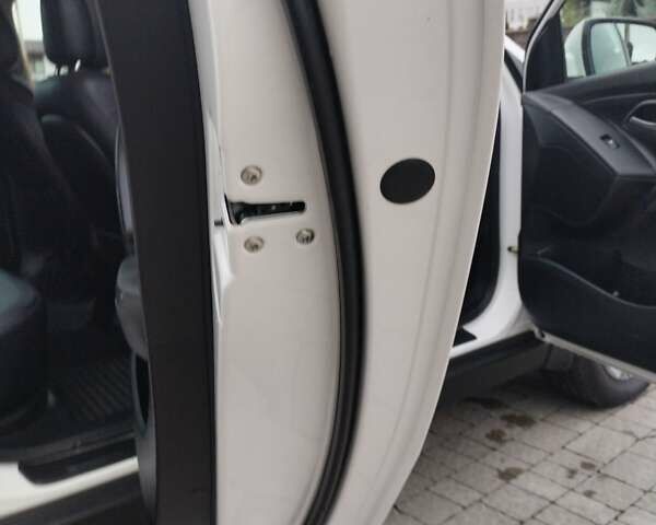 Белый Хендай их35, объемом двигателя 2 л и пробегом 234 тыс. км за 14950 $, фото 67 на Automoto.ua
