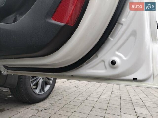 Белый Хендай их35, объемом двигателя 2 л и пробегом 234 тыс. км за 14950 $, фото 48 на Automoto.ua