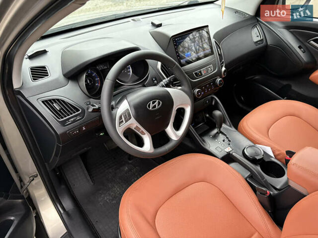 Бежевый Хендай их35, объемом двигателя 2 л и пробегом 220 тыс. км за 11700 $, фото 10 на Automoto.ua