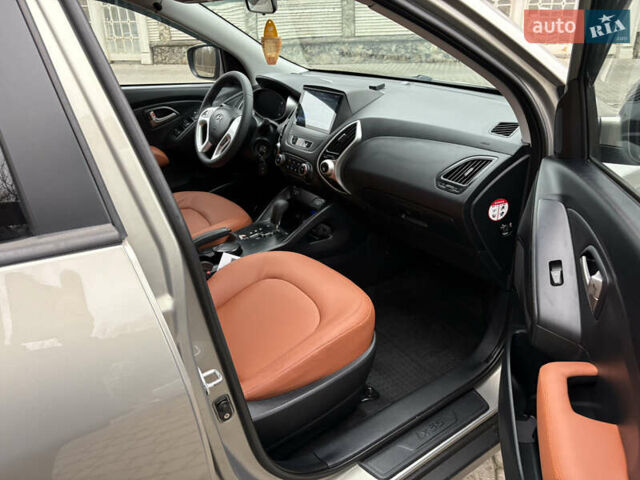 Бежевый Хендай их35, объемом двигателя 2 л и пробегом 220 тыс. км за 11700 $, фото 15 на Automoto.ua