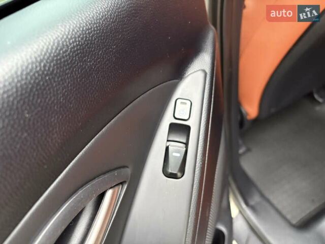 Бежевый Хендай их35, объемом двигателя 2 л и пробегом 220 тыс. км за 11700 $, фото 12 на Automoto.ua