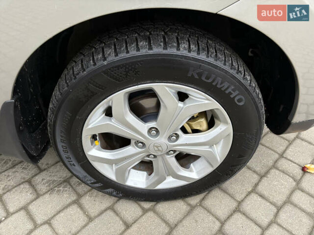 Бежевый Хендай их35, объемом двигателя 2 л и пробегом 220 тыс. км за 11700 $, фото 3 на Automoto.ua