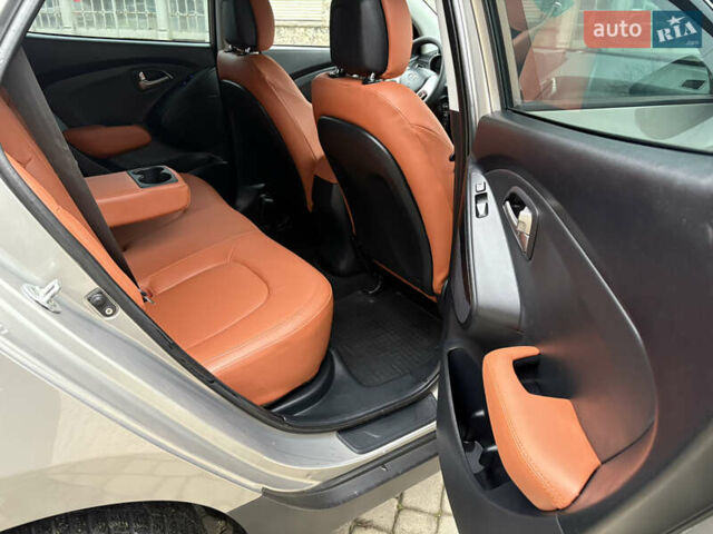 Бежевый Хендай их35, объемом двигателя 2 л и пробегом 220 тыс. км за 11700 $, фото 14 на Automoto.ua