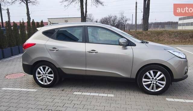 Бежевый Хендай их35, объемом двигателя 2 л и пробегом 200 тыс. км за 10990 $, фото 8 на Automoto.ua