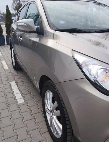 Бежевый Хендай их35, объемом двигателя 2 л и пробегом 200 тыс. км за 10990 $, фото 10 на Automoto.ua