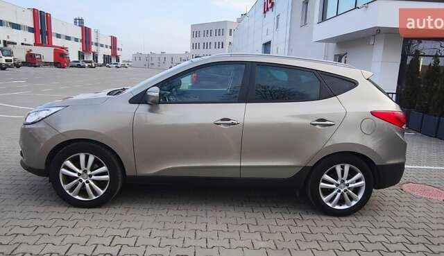 Бежевый Хендай их35, объемом двигателя 2 л и пробегом 200 тыс. км за 10990 $, фото 6 на Automoto.ua