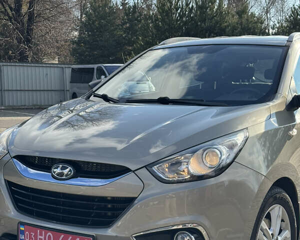 Бежевый Хендай их35, объемом двигателя 1.7 л и пробегом 220 тыс. км за 9900 $, фото 7 на Automoto.ua