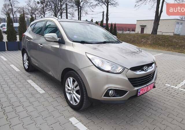 Бежевый Хендай их35, объемом двигателя 2 л и пробегом 200 тыс. км за 10990 $, фото 4 на Automoto.ua