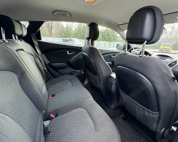 Бежевый Хендай их35, объемом двигателя 1.7 л и пробегом 220 тыс. км за 9900 $, фото 11 на Automoto.ua