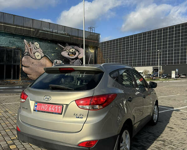 Бежевый Хендай их35, объемом двигателя 1.7 л и пробегом 220 тыс. км за 9900 $, фото 4 на Automoto.ua