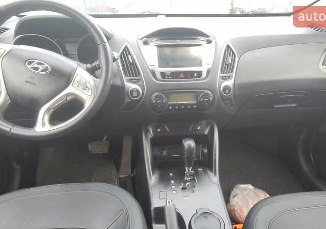 Бежевый Хендай их35, объемом двигателя 2 л и пробегом 200 тыс. км за 10990 $, фото 18 на Automoto.ua
