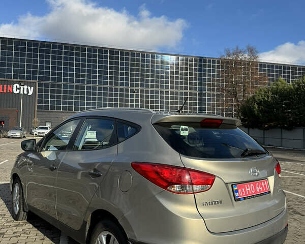 Бежевый Хендай их35, объемом двигателя 1.7 л и пробегом 220 тыс. км за 9900 $, фото 2 на Automoto.ua