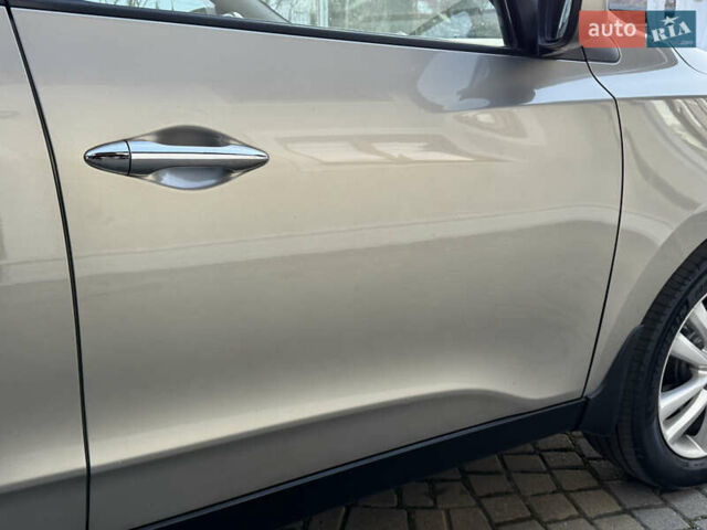 Бежевый Хендай их35, объемом двигателя 2 л и пробегом 147 тыс. км за 11800 $, фото 35 на Automoto.ua