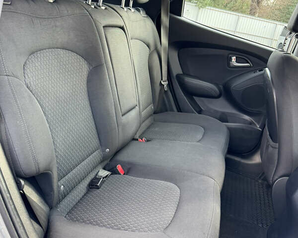 Бежевый Хендай их35, объемом двигателя 1.7 л и пробегом 220 тыс. км за 9900 $, фото 12 на Automoto.ua