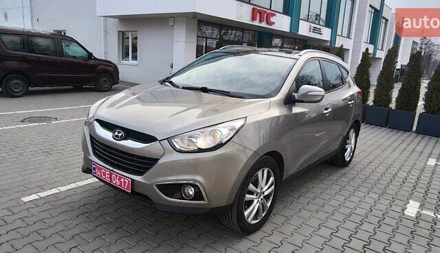 Бежевый Хендай их35, объемом двигателя 2 л и пробегом 200 тыс. км за 10990 $, фото 1 на Automoto.ua