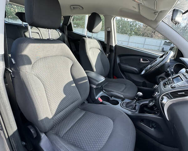 Бежевый Хендай их35, объемом двигателя 1.7 л и пробегом 220 тыс. км за 9900 $, фото 13 на Automoto.ua